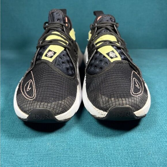 Size 12 - Men’s Nike Huarache Type Shoes - Picture 4 of 9